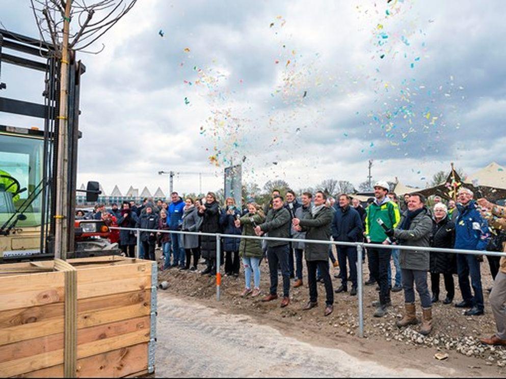 Viering start realisatie energieneutraal winkelcentrum en woningen in Hart van de Waalsprong in Nijmegen