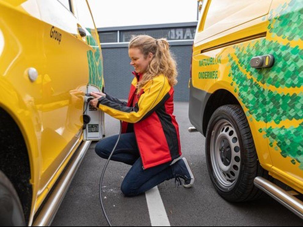 DHL-voertuig wordt aangesloten op laadkabel