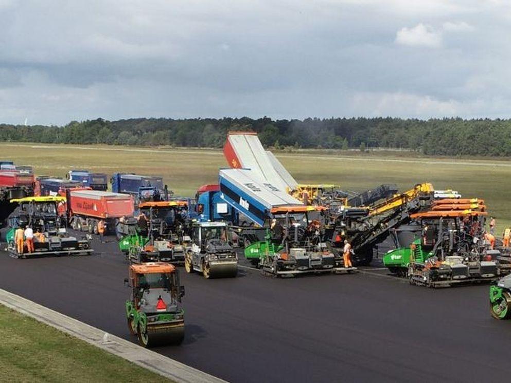 Nieuwe laag asfalt voor Vliegbasis Woensdrecht