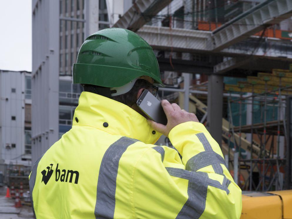 BAM-medewerker met telefoon