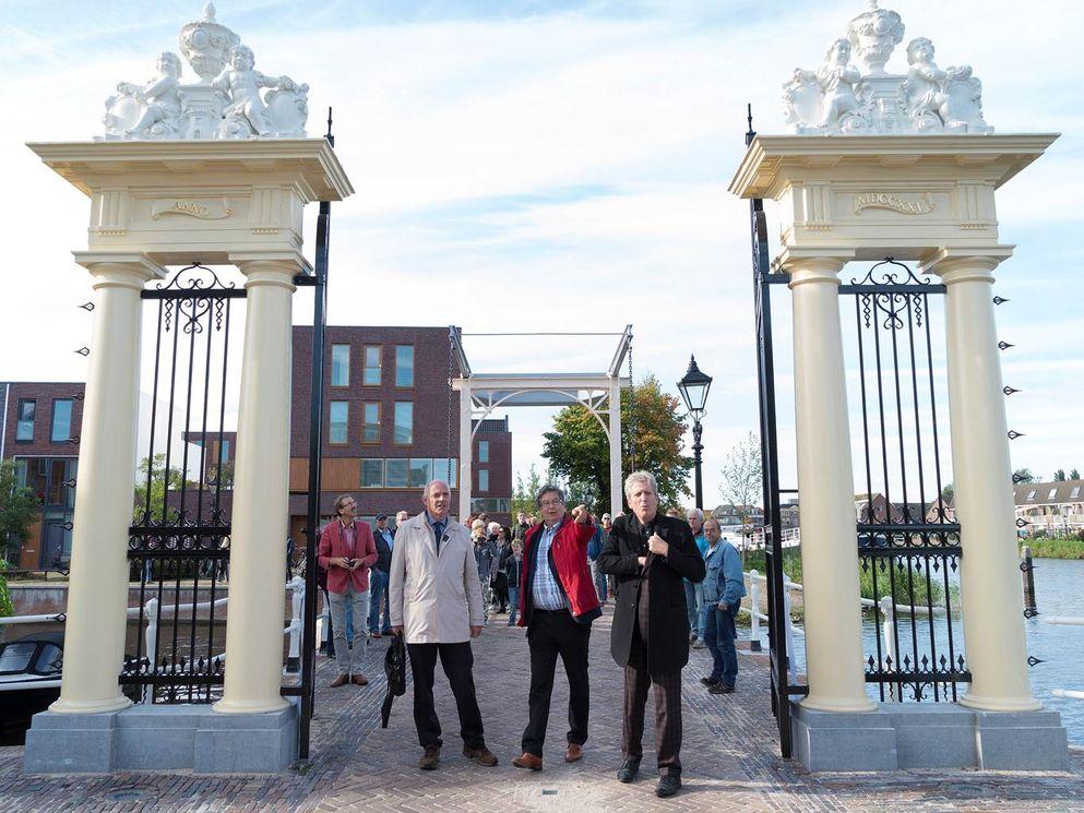 Wethouder Jan Nagengast en wethouder Victor Kloos openen de Boombrug samen met projectleider Cees Franzen (midden).