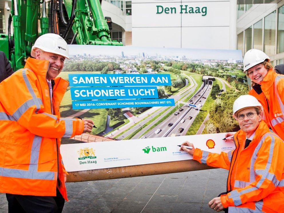 Vanaf links: Tom de Bruijn, wethouder gemeente Den Haag, Marinus Schimmel, directeur BAM Infra, en Marjan van Loon, president-directeur Shell Nederland.