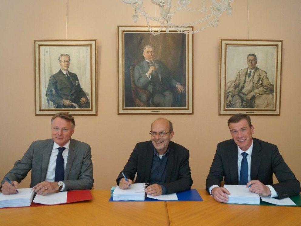 Van links:  Rob Waaijer (Waaijer Projectrealisatie), wethouder Leo Maat en Leendert den Heijer (BAM Woningbouw).