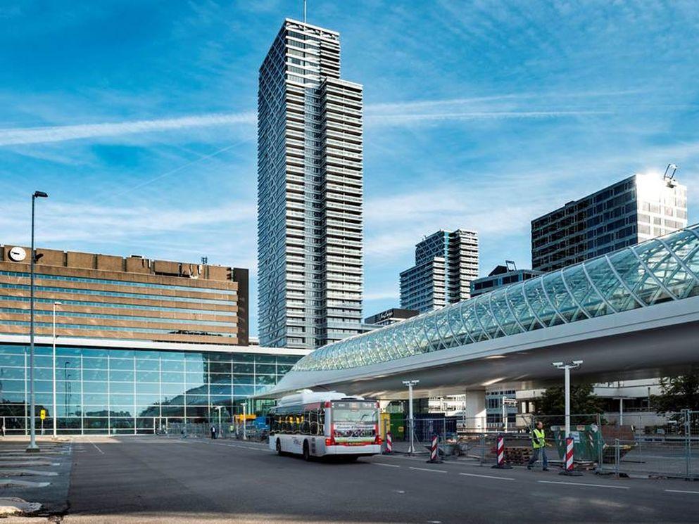 De grote blikvanger van het station is de overkapping van de perrons, die bestaat uit gebogen glas en staal. (Foto: ProRail)