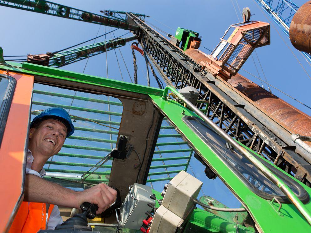 Boudewijn Revis slaat eerste paal startschacht Rotterdamsebaan. Fotograaf Jurriaan Brobbel.