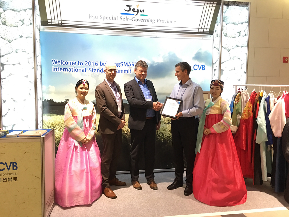 The award was presented by Jan Karlshoej (chairman of the jury for the bSi awards; right) and Richard Kelly (Director Operations bSi) to Menno de Jonge, BAM’s Director Digital Construction.