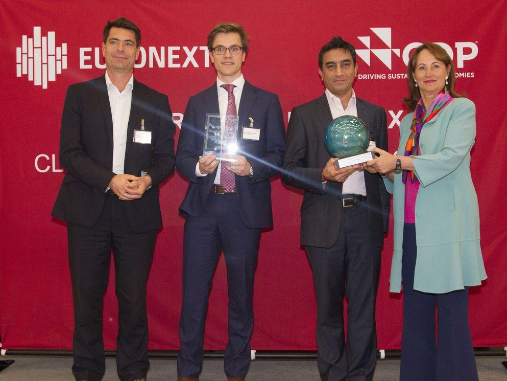 Thomas Ruaudel, senior manager Sustainability Lead France, Accenture, Tom Blankendaal, project manager CSR, BAM, Nitesh Magdani, Group director of Sustainability, BAM and Ségolène Royal, French Minister of the Environment, Energy and the Sea bij de uitreiking van de CDP-award.