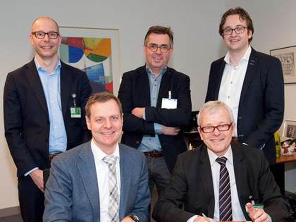 Arno Uiterweerd (l.), directeur BAM Bouw en Techniek-regio Oost, en Dik van Starkenburg (r.), voorzitter Raad van Bestuur van Ziekenhuis Gelderse Vallei, ondertekenen het bouwcontract in aanwezigheid van Theo Spoelstra, bouwmanager, Wessel Griffioen, directeur facilitair bedrijf, en Harry van Dam, manager planontwikkeling van BAM. (foto: Ernst-Jan Brouwer) 