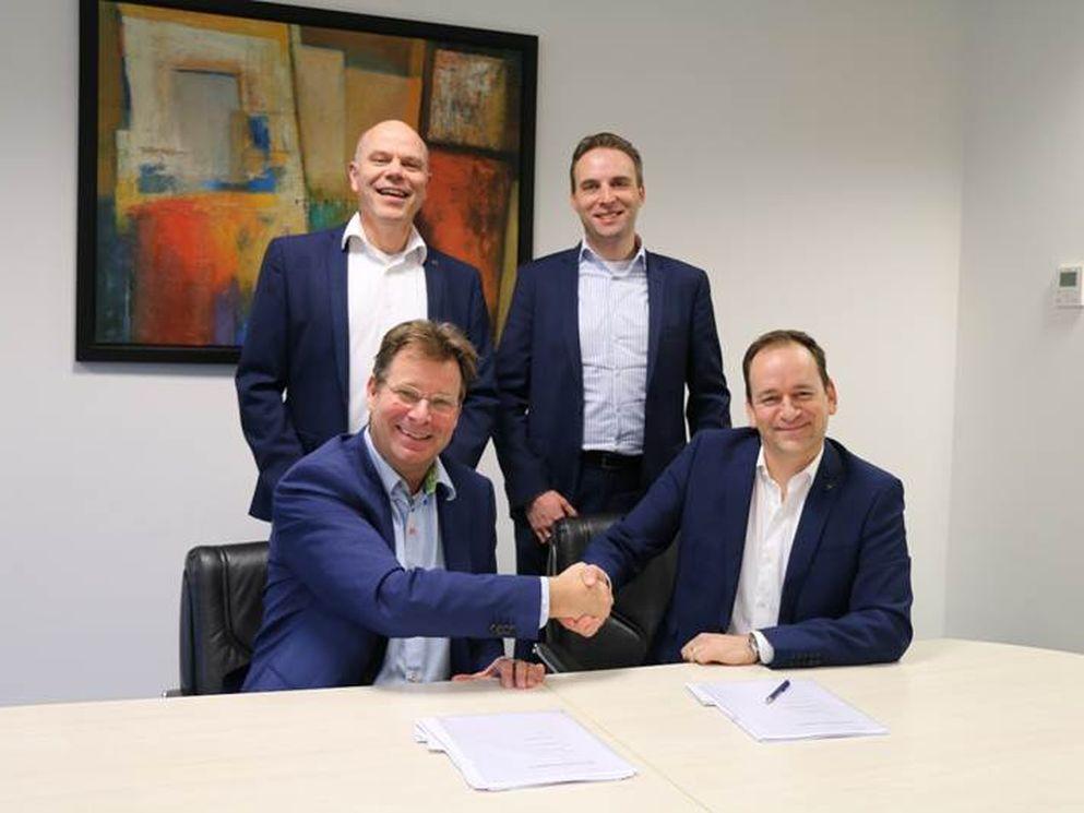 Van links, zittend: Richard Goossens (Cadac Group) en Stijn Lockefeer (BAM). Staand: Jeroen Leeuw en Mark van der Pol (Cadac Group).