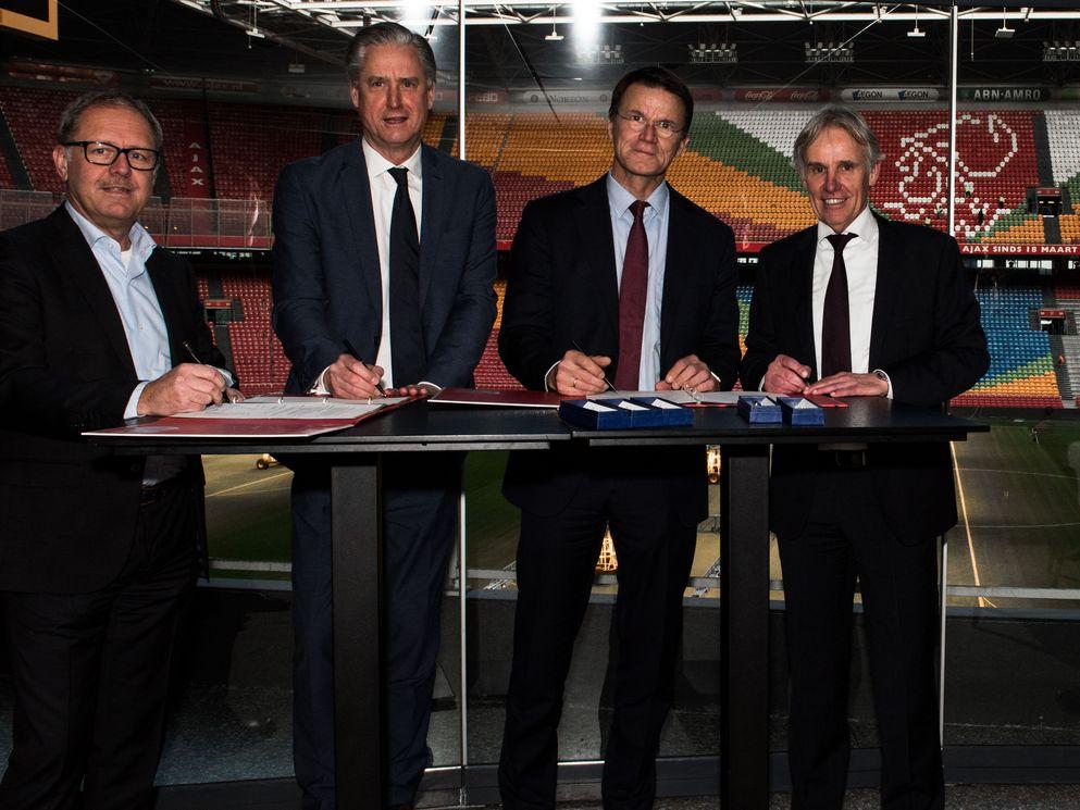 BAM heeft founderovereenkomst met Amsterdam ArenA verlengd tot 2026.  Van links: Henk van Raan (Chief Innovation Officer/directeur Facility Management Amsterdam Arena), Henk Markerink (directeur Amsterdam ArenA), Rob van Wingerden (CEO Koninklijke BAM Groep nv) en Jaap Hazeleger (directeur BAM Bouw en Techniek bv).