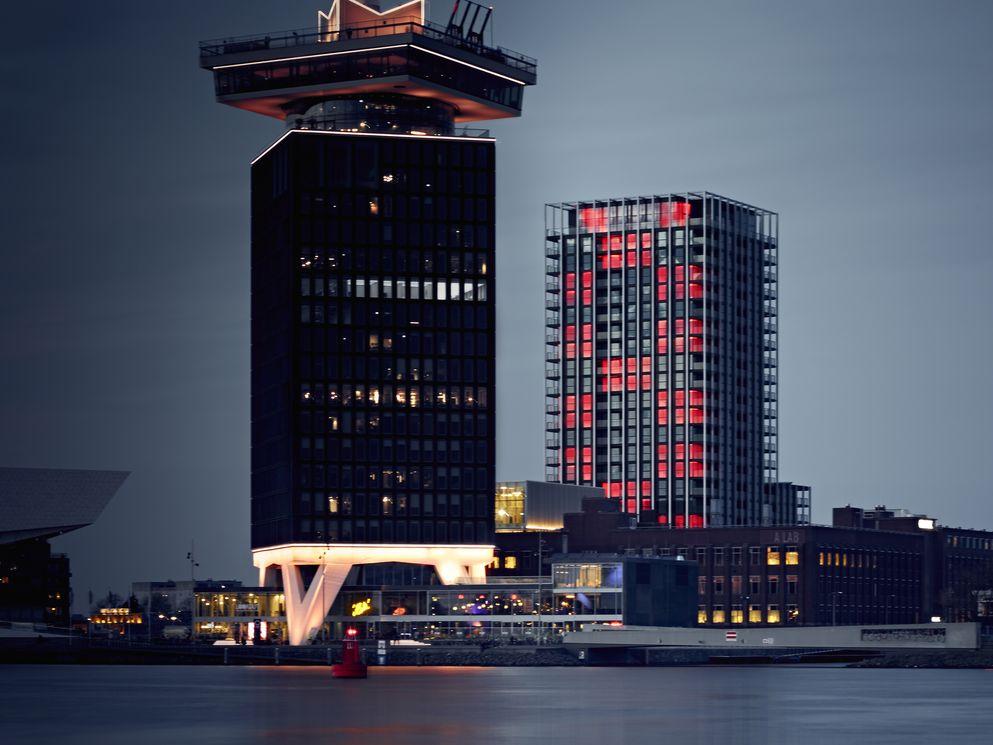 B’mine Toren is verlicht met drie kruisen als ode aan Amsterdam