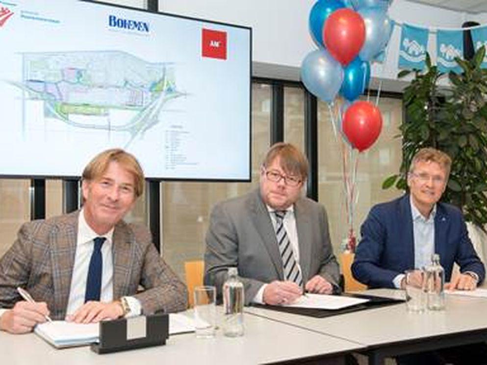 AM en Bohemen ondertekenen samenwerkingsovereenkomst met de gemeente Haarlemmermeer over de ontwikkeling van Badhoevedorp-centrum. Van links: AM-directievoorzitter Ronald Huikeshoven, wethouder Haarlemmermeer Derk Reneman en directeur Bohemen Stan Roestenberg.