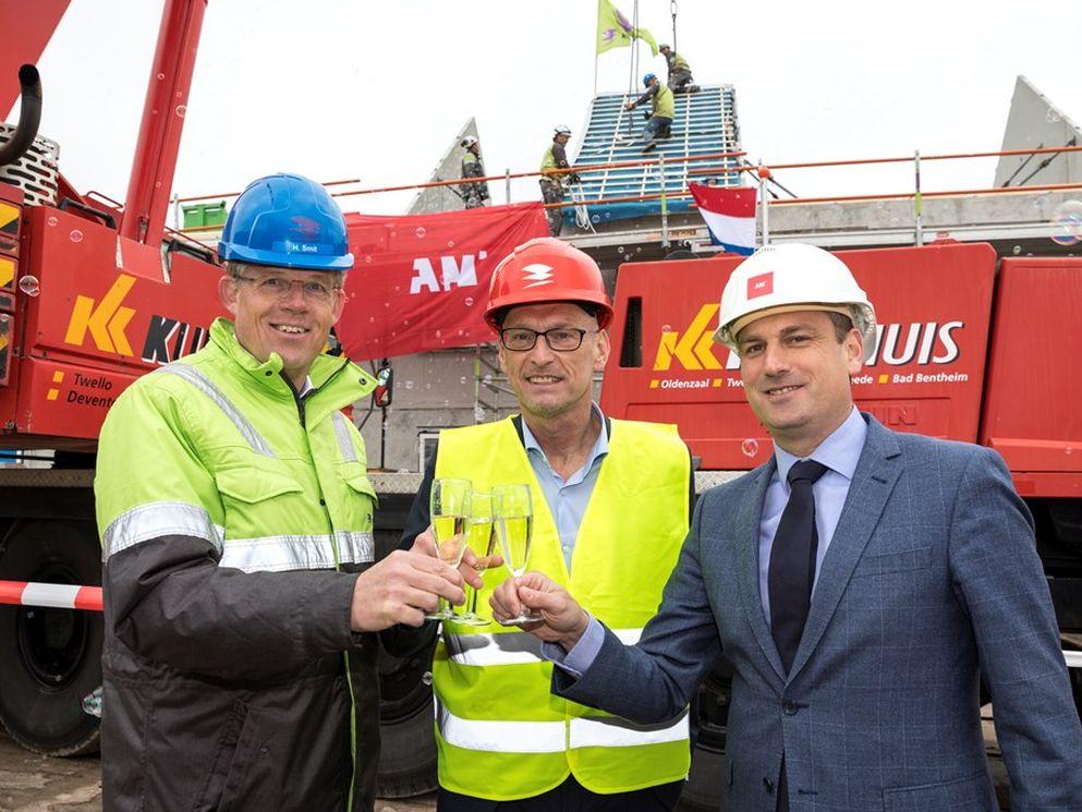 Van links: Hans Smit, directievoorzitter Koopmans, wethouder Tjeerd Herrema en Peter Heuvelink, directeur AM Noordwest, heffen het glas met alcoholvrije champagne.