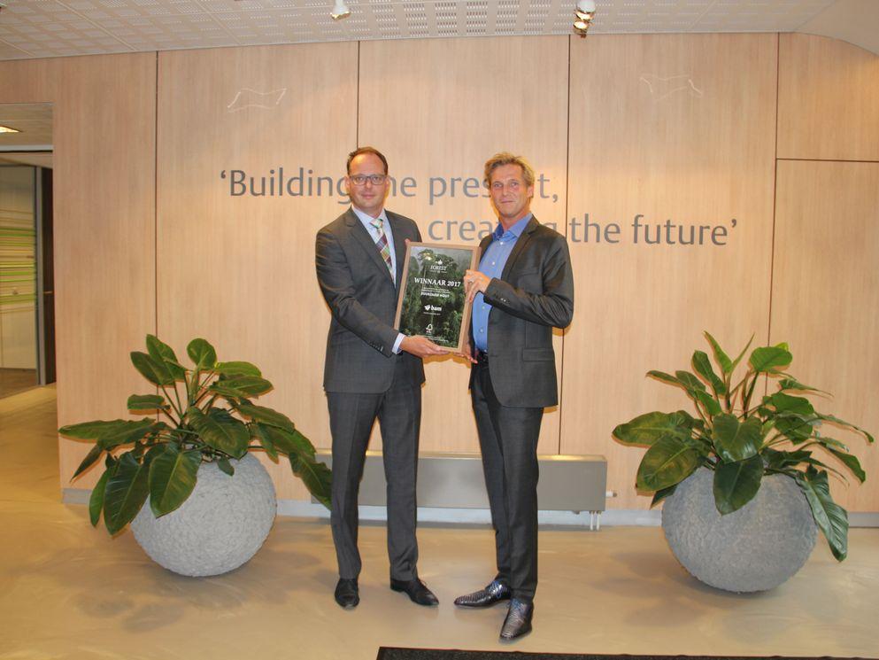 Van links: Willem Otter, directeur Realisatie BAM Wonen, en Robbert Jan Dekker, bestuursvoorzitter FSC Nederland.