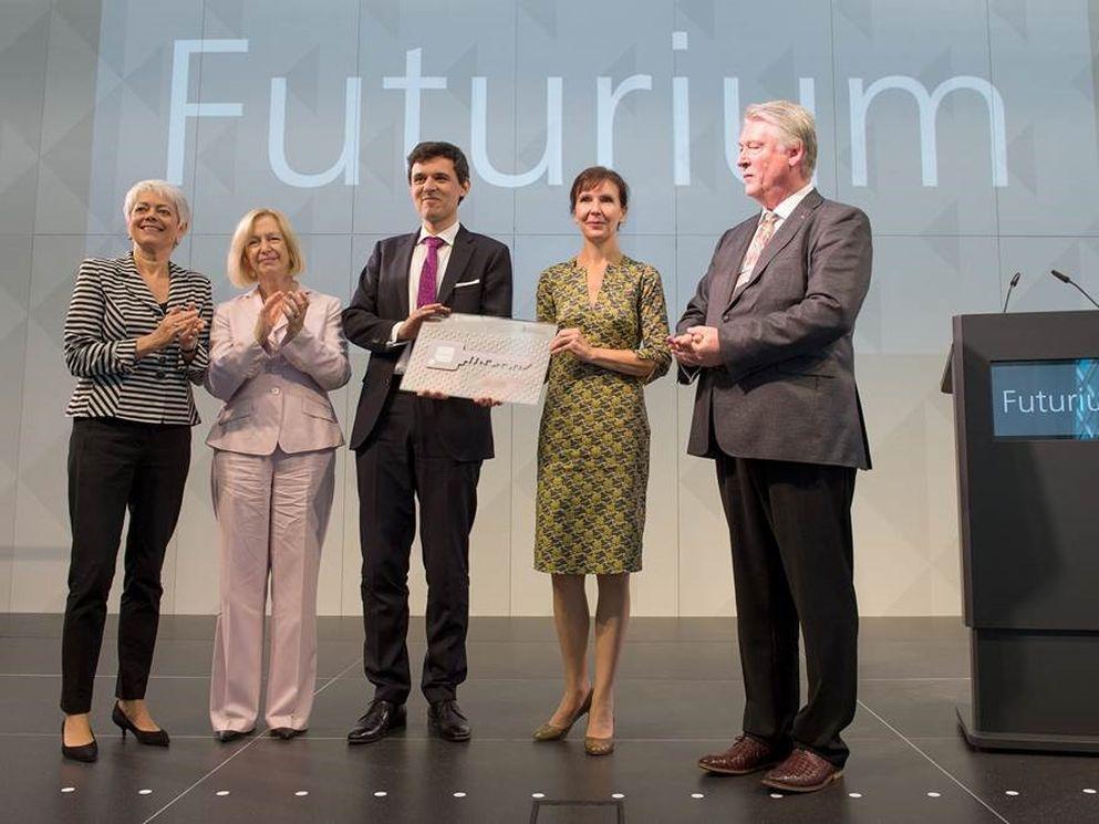 Schlüsselübergabe Futurium: v.l.n.r. Frau Cornelia Quennet-Thielen (Staatssekretärin Bundesministerium für Bildung und Forschung), Prof. Dr. Johanna Wanka (Bundesministerin für Bildung und Forschung), Herr Dr. Stefan Brandt (Direktor Futurium), Frau Nicole Schneider (Kaufmännische Geschäftsführerin Futurium), Herr Dr. Jürgen Gehb (Sprecher des Vorstands der Bundesanstalt für Immobilienaufgaben). Bild: Ali Ghandtschi