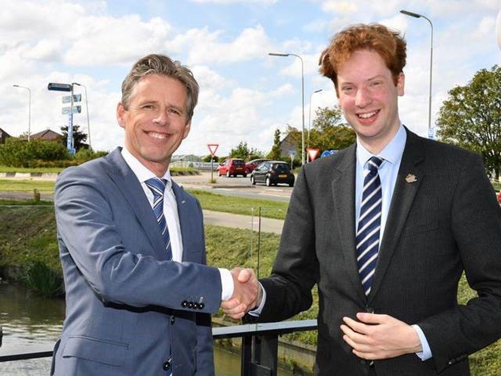 Ronald van Hulst (BAM Infra Regionaal) en Floor Vermeulen (gedeputeeerde provincie Zuid-Holland) langs de N211.