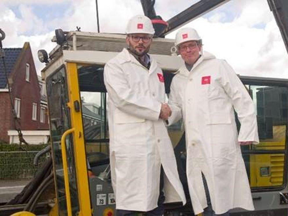 Van links: Wethouder Arjan Kraijo van de gemeente Alblasserdam en Gilbert Kokenberg, projectdirecteur AM Zuidwest, gaven symbolisch het startsein voor de bouw.