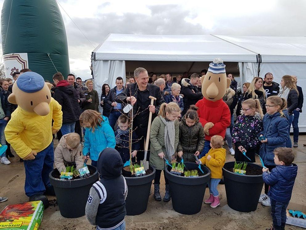 Samen met de kinderen die in De Eilanden gaan wonen, plantte Erik Rijsdijk, wethouder gemeente Gorinchem, een boompje en bloembollen bij het nieuwe informatiecentrum van Hoog Dalem.