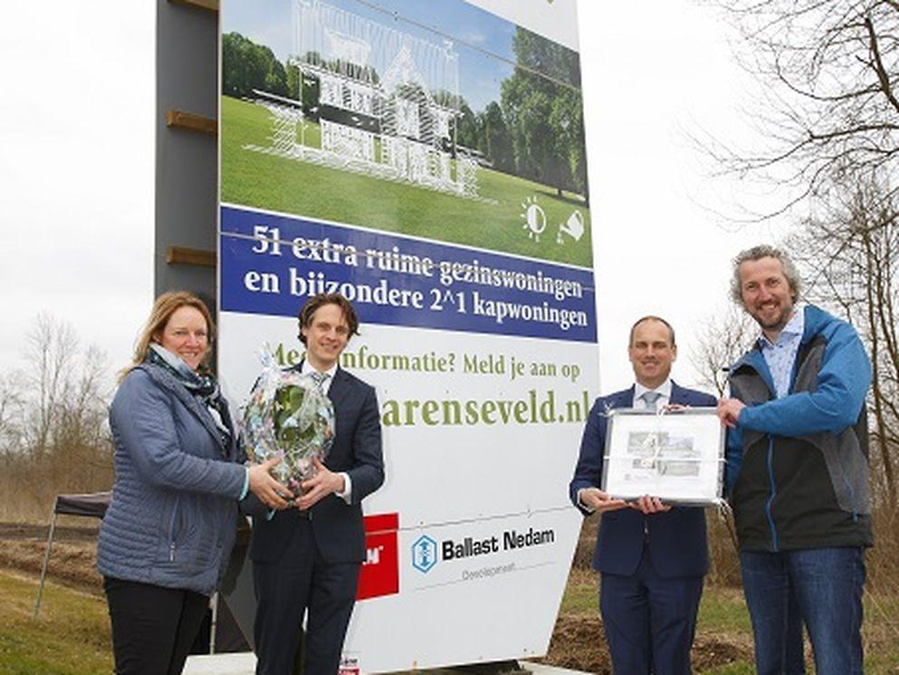 Van links: Anne Marie van Osch (projectleider Duurzame Energie gemeente Almere), Onno Dwars (directeur Ballast Nedam Development), Peter Heuvelink (directeur AM Noordwest), Ernst Jan Giethoorn (projectmanager Gebiedsontwikkeling gemeente Almere) op de ontwikkellocatie in De Laren.