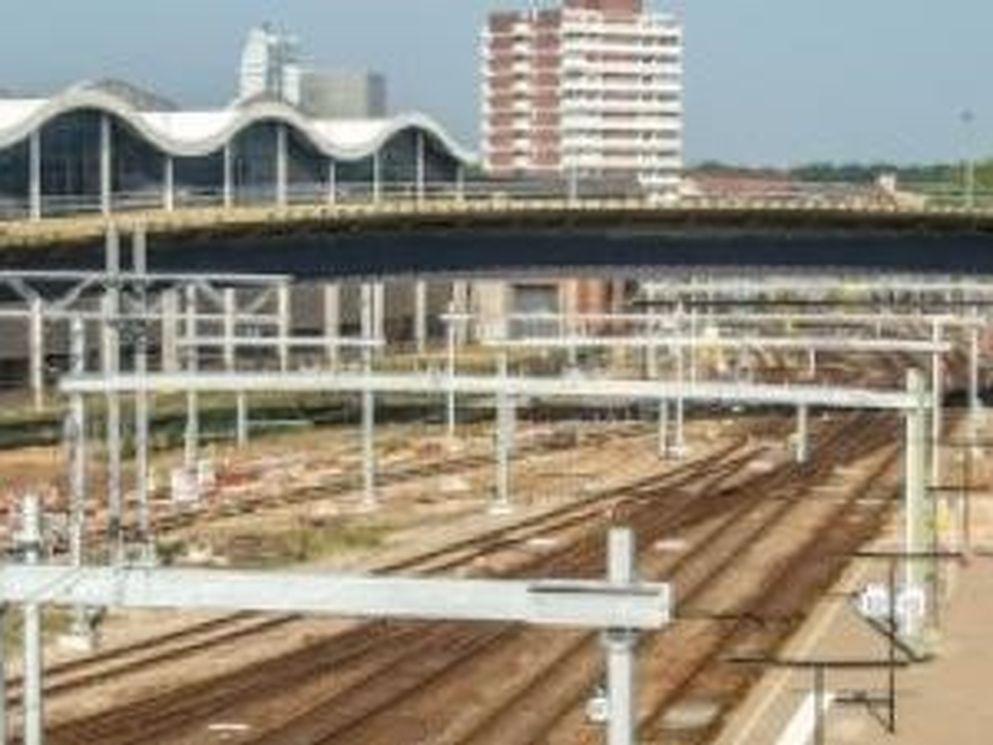 Complexe inrijdoperatie Zwolse busbrug over het spoor succesvol verlopen