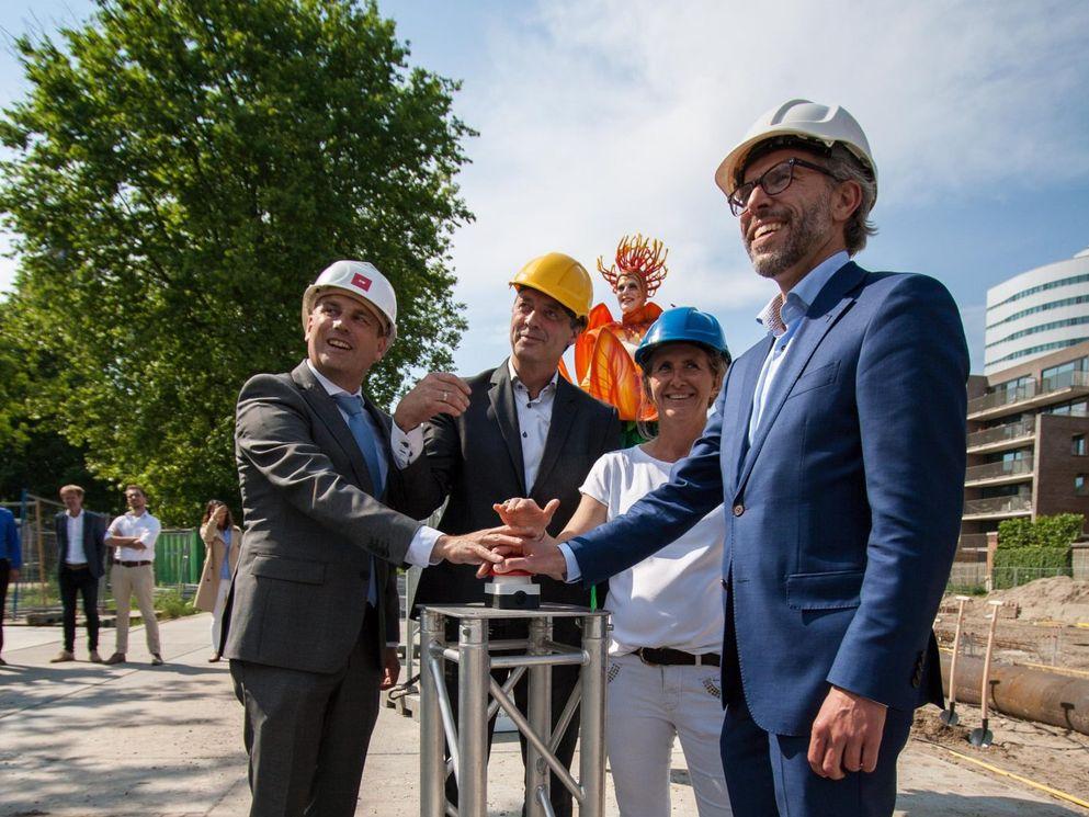 V.l.n.r.: Peter Heuvelink, directeur AM Noordwest, Henk Dilweg, directeur BAM speciale projecten, toekomstige bewoner SomerParc Residences en Thijs Reuten, lid van het dagelijks bestuur van stadsdeel Oost. 