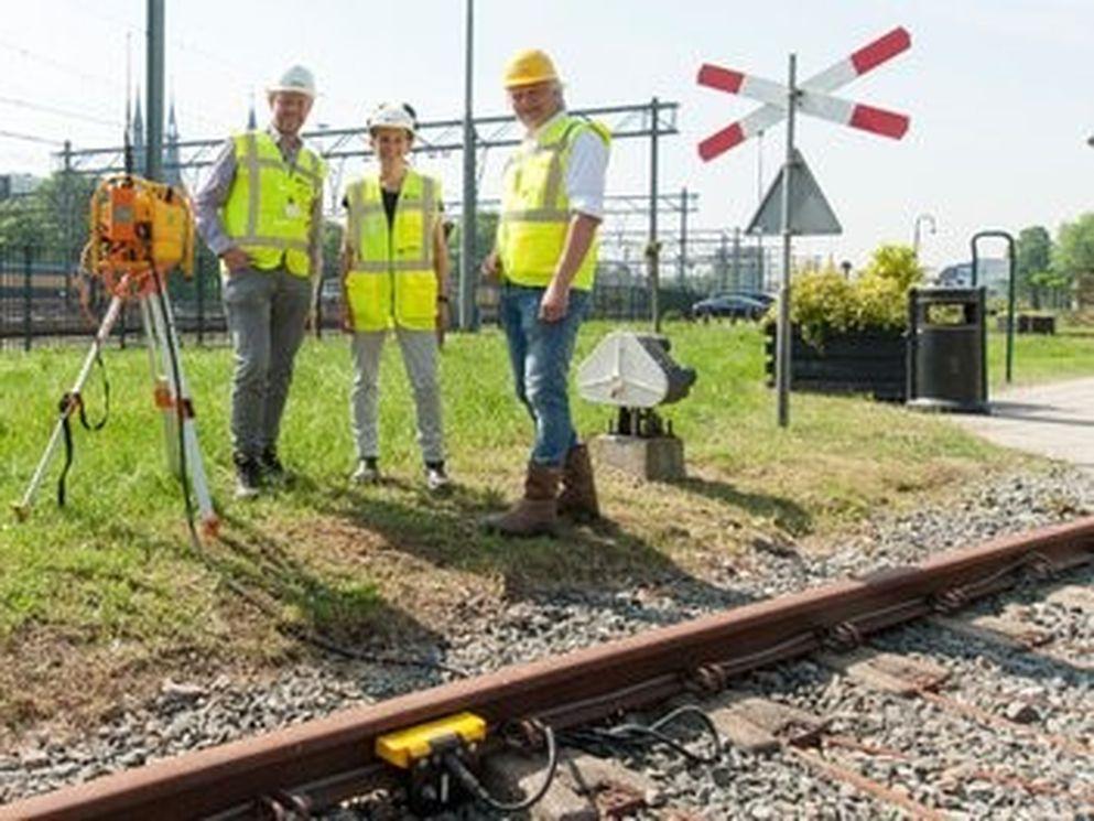 Van links: Henrie van de Wetering (veiligheid- en gezondheidscoördinator BAM Infra Rail), Jet de Boer (directeur bij BAM Infra Rail) en Pier Eringa (directeur ProRail).
