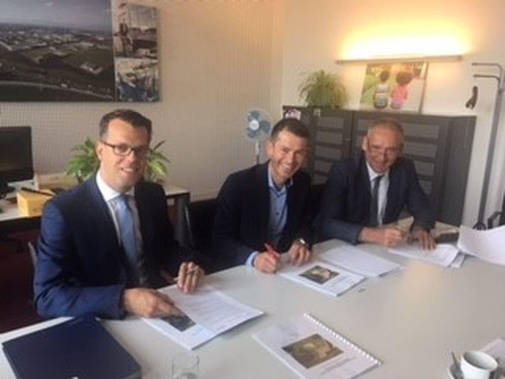 Vanaf links: wethouder Derk Alssema van de gemeente Goes, Gino van Driessche (directeur AM Zeeland), Ron Flipse (directeur Bouwgroep Peters). 