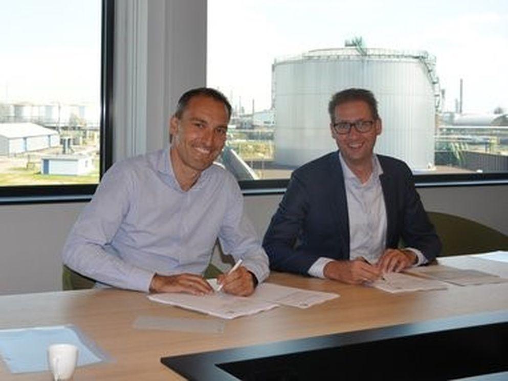 Walter Moone (links) en Jeroen Maan ondertekenen het onderhoudscontract.