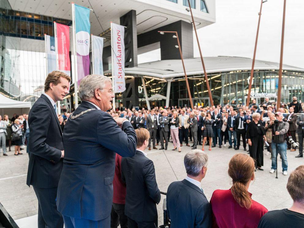 Burgemeester Jan van Zanen van gemeente Utrecht opent WTC Utrecht, Stadsplateau, Utrecht.