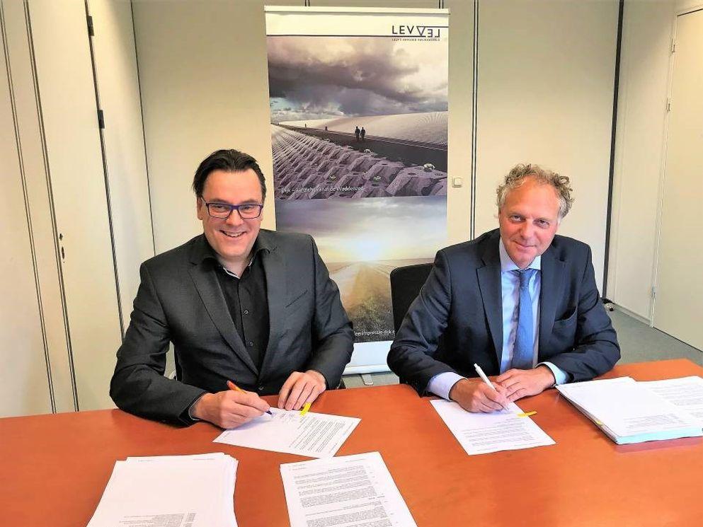 De ondertekening van het contract door Carlos Mollet, EPCM-directeur van Levvel (links) en Paul Pot, directeur Port of Harlingen.