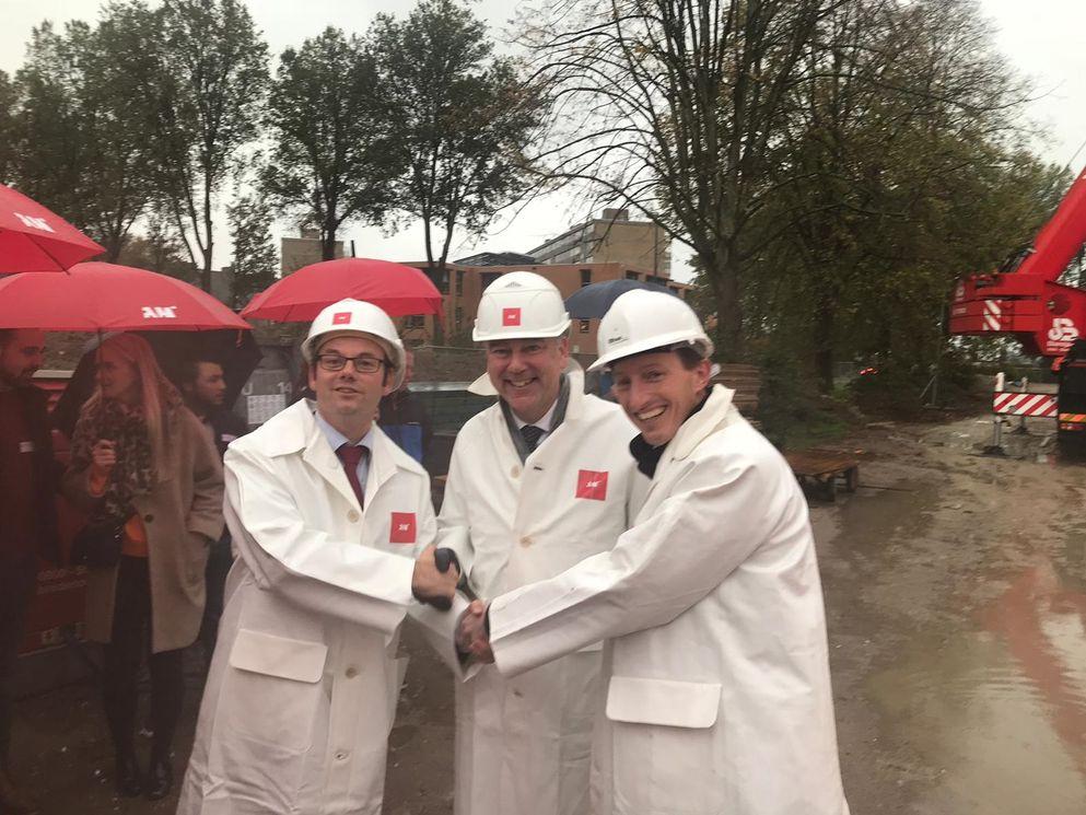 Wethouder Sjoerd Kuiper gaf samen met Wilco van den Ban, directeur AM Zuidwest, en Paul Dijkman, technisch directeur Lithos Bouw & Ontwikkeling, symbolisch het startsein voor de bouw.