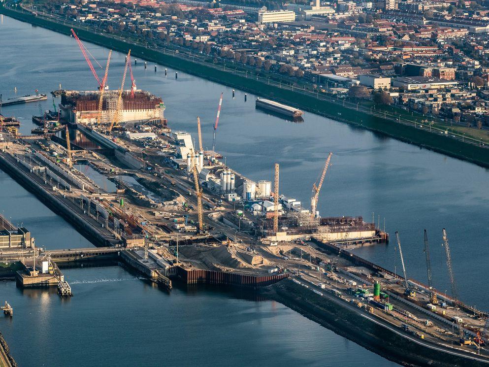 Deurkas nieuwe zeesluis IJmuiden succesvol afgezonken
