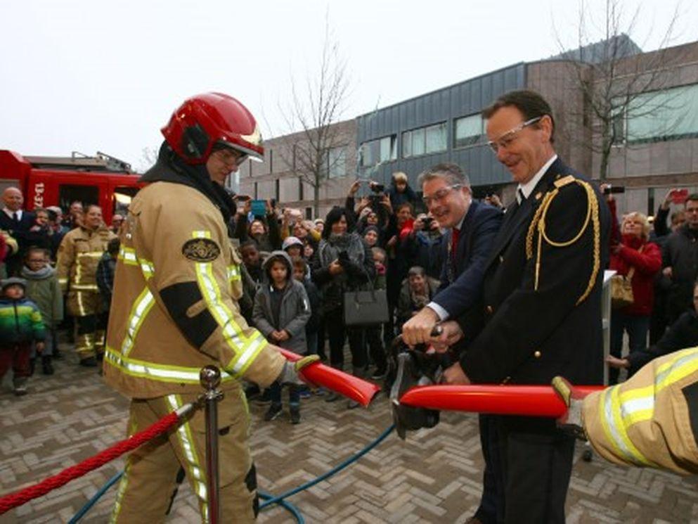 Openingshandeling (foto Jeffrey Koper, fotograaf Brandweer Amsterdam-Amstelland).