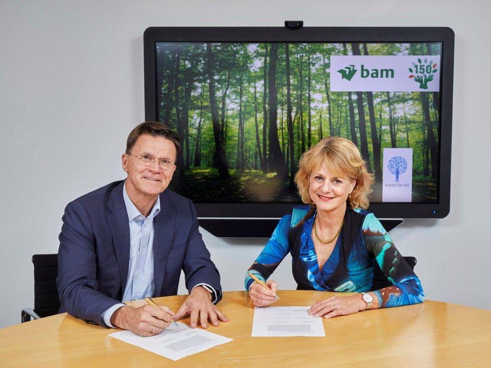 Lena Euwens, directeur Trees for All, en Rob van Wingerden, CEO Koninklijke BAM Groep, tekenen samenwerkingsovereenkomst voor aanplant 150.000 bomen ter gelegenheid van 150-jarig bestaan BAM.