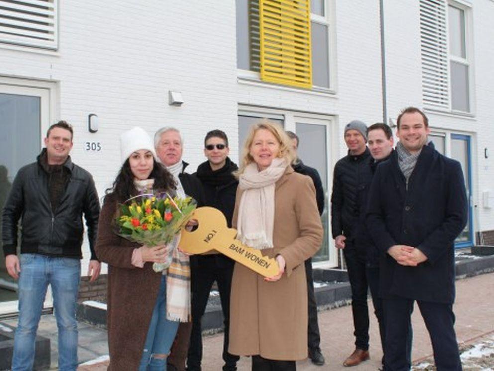 Bunnik, 24 januari 2019 - Negen maanden na start bouw heeft BAM Wonen het project Waterfront bestaande uit 25 middensegment huurwoningen in de nieuwe woonwijk Warande opgeleverd. Wethouder Wonen en eerste locoburgemeester Janneke Sparreboom van de gemeente Lelystad en Pim de Boer, directeur Noordwest bij BAM Wonen, hebben symbolisch de gouden sleutel van de huurwoningen aan de nieuwe bewoners overhandigd.