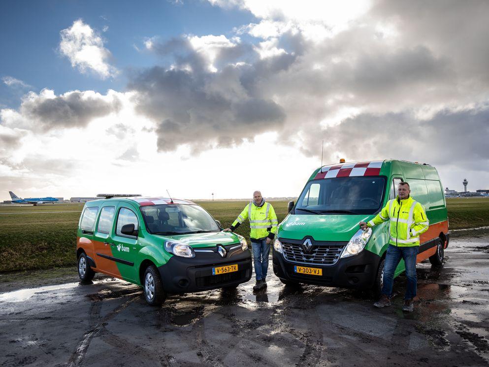 BAM commissioned two electric Renault commercial vehicles at Schiphol, including the first electric Renault Master ZE with solar panels in the Netherlands. BAM Infra Energie & Water uses the electric vehicles for its works for lot 4.