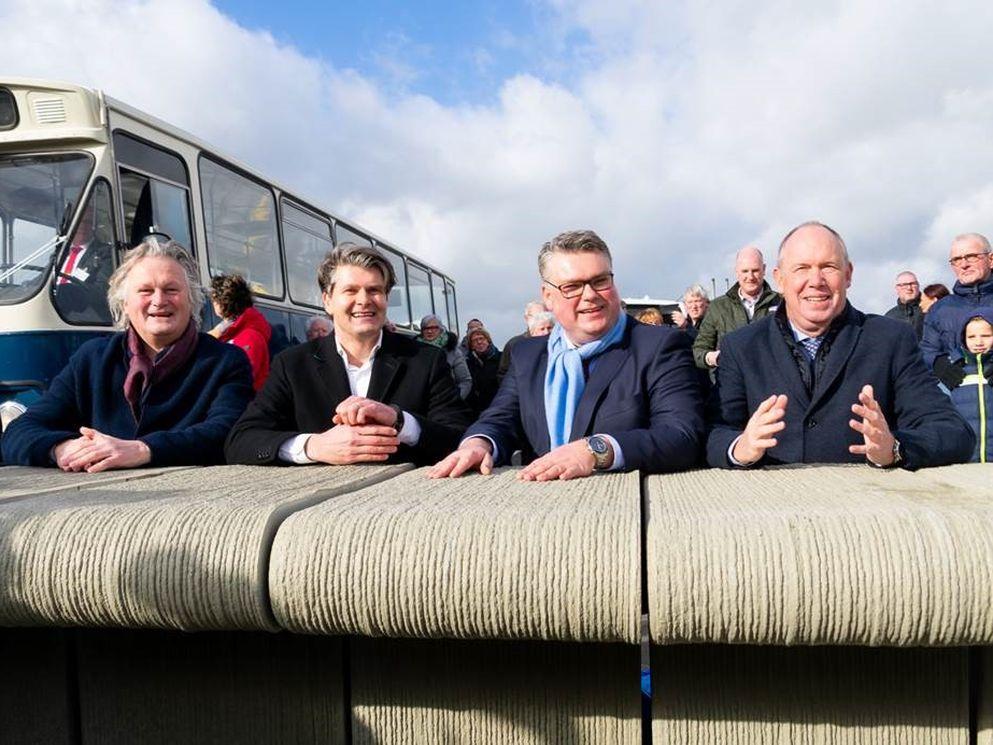 Schuttebusbrug en nieuw busstation officieel geopend