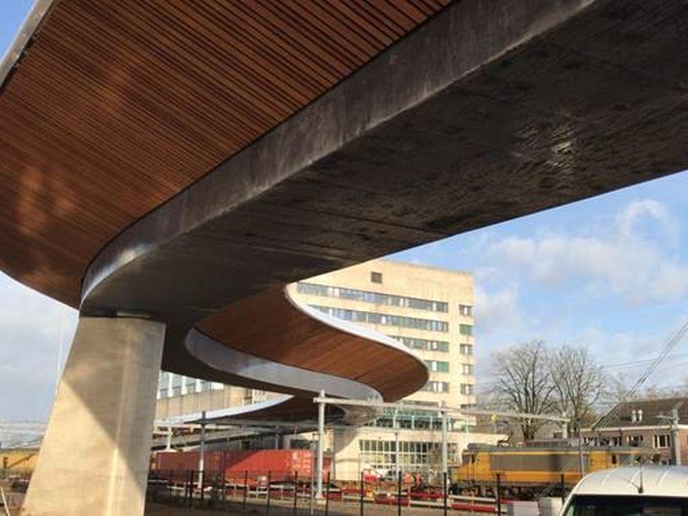 Busbrug heeft duidelijk S vorm en is met hout bekleed.