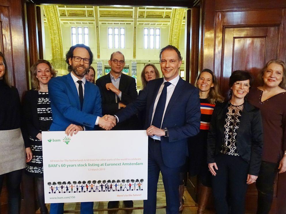 BAM schenkt Euronext bomen ter gelegenheid van zestigjarige beursnotering