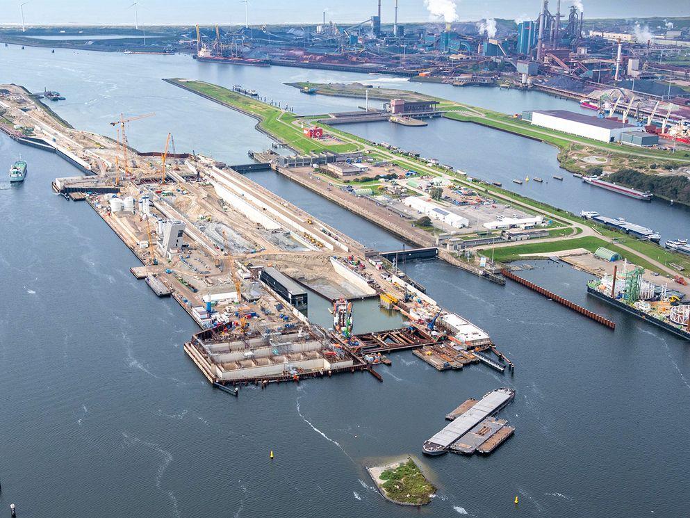 Tweede deurkas nieuwe zeesluis IJmuiden succesvol afgezonken. Foto: © Topview Luchtfotografie