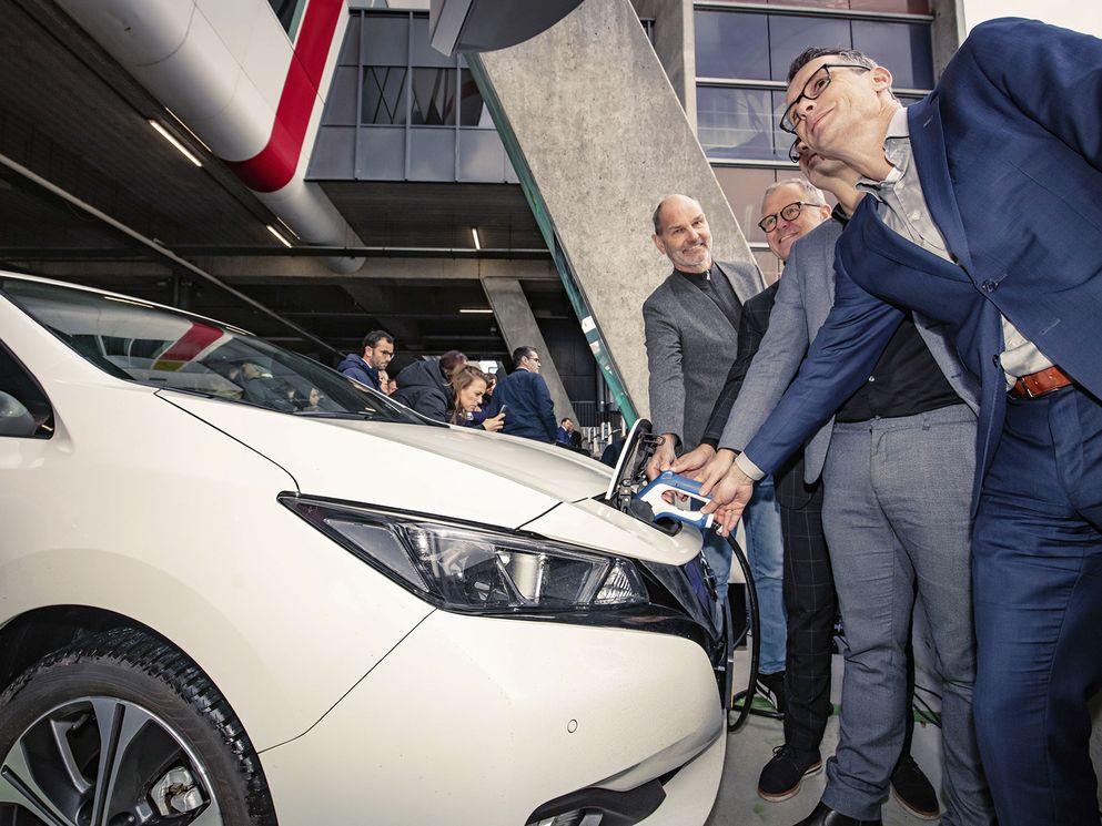 Bezoeker levert energie aan ArenA via slimme laadpaal