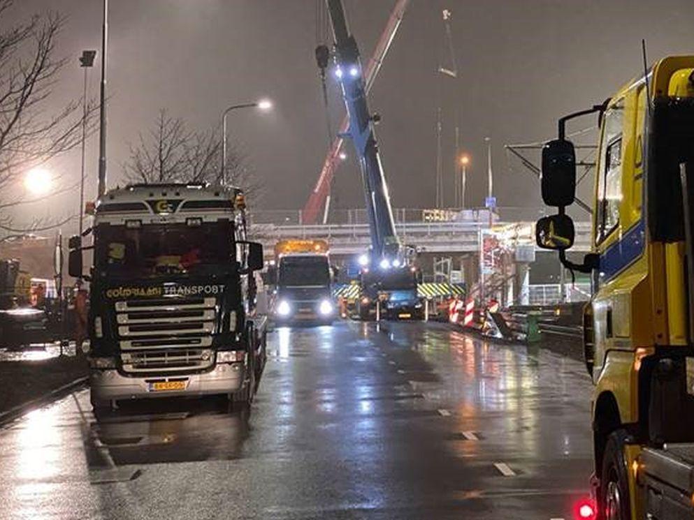 Wegdekken viaduct Ouderkerkerlaan liggen op hun plek