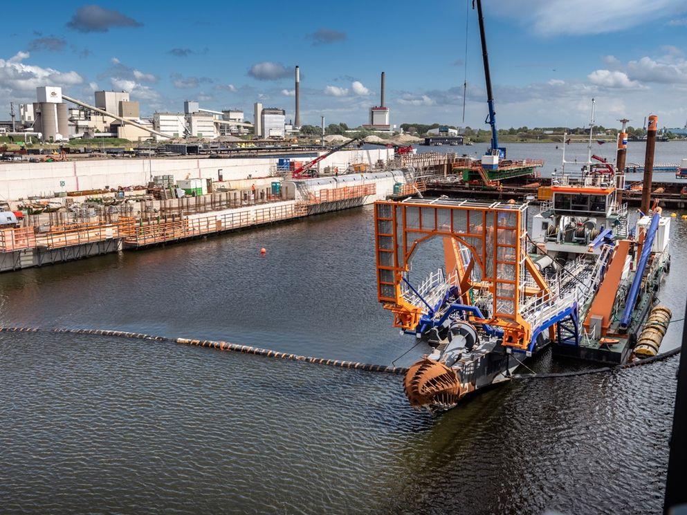 Uitgraven sluiskolk nieuwe zeesluis IJmuiden van start