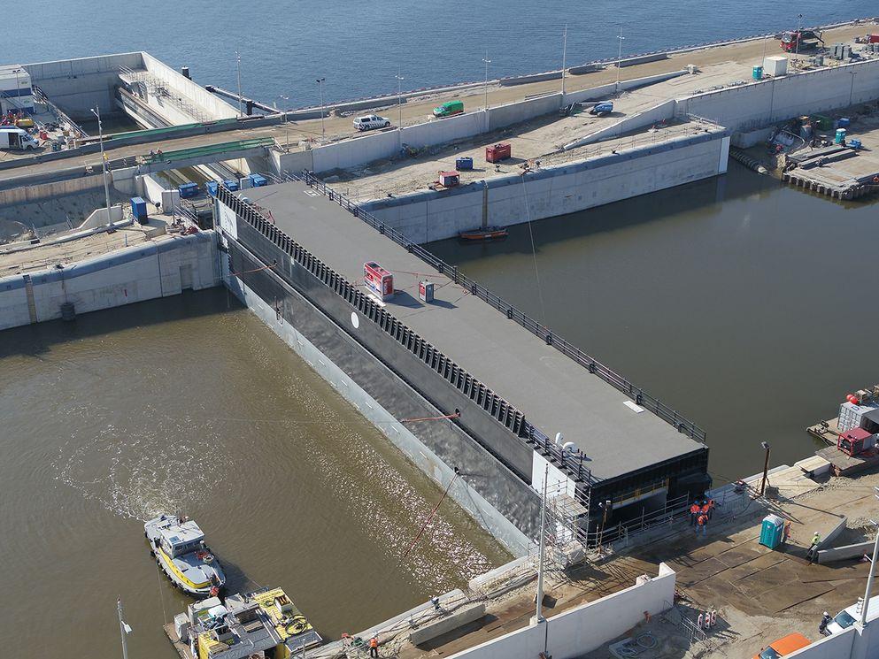 Eerste sluisdeur nieuwe zeesluis IJmuiden ligt op zijn plaats