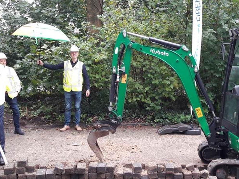 Wethouder Van Deelen zet eerste schop in de grond voor glasvezel in Scherpenzeel