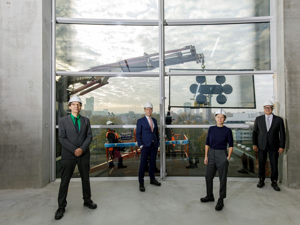 Laatste glaspaneel op gevel Depot Boijmans Van Beuningen