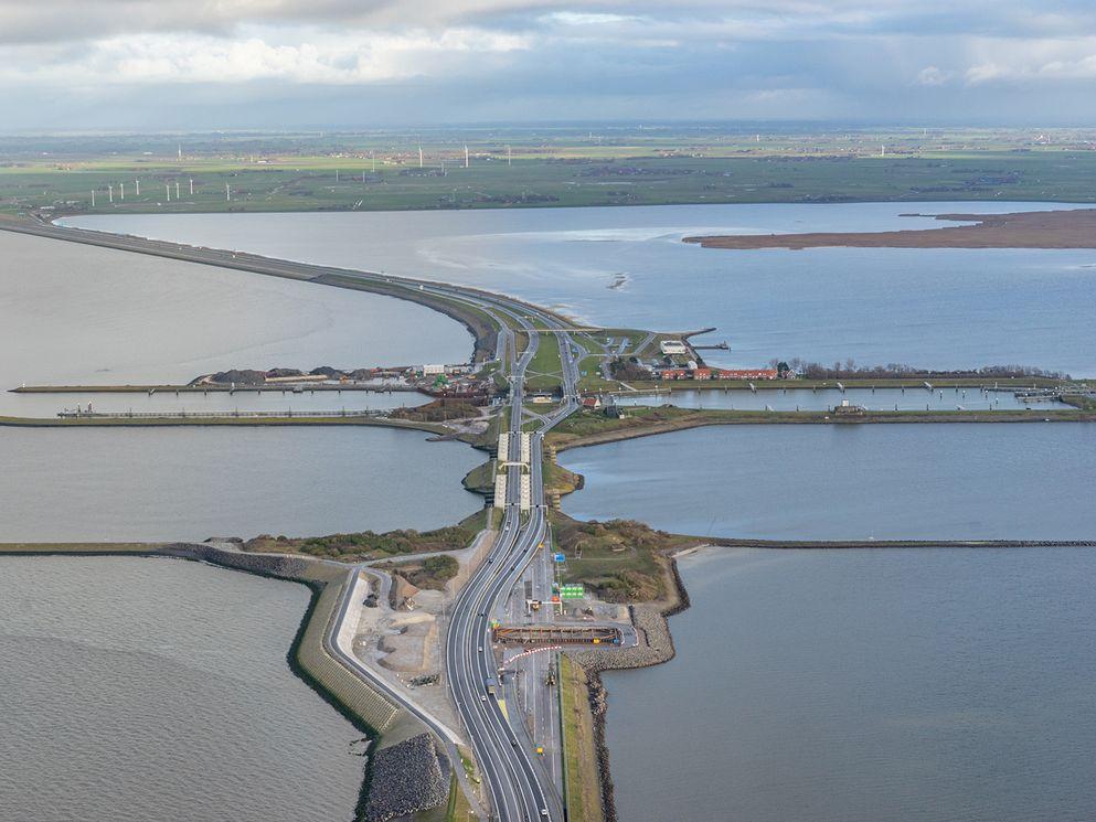 Na 90 jaar weer een gat in de Afsluitdijk: Aanleg Vismigratierivier officieel van start