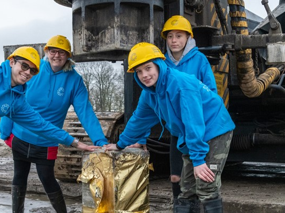 Symbolische gouden heipaal gaat de grond in