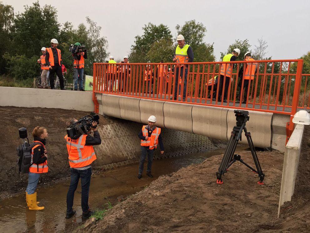 Innovatie in Brabant: 3D-geprinte betonnen fietsbrug en complete rotonde ‘ingeschoven’