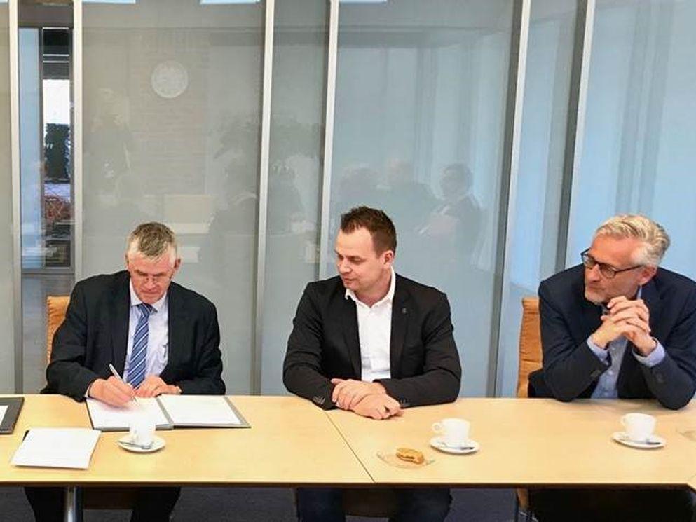 Burgemeester Baars tekent contracten met BAM en WSi Techniek